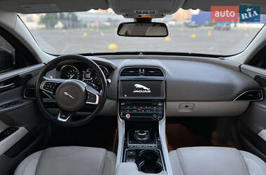 Седан Jaguar XE 2016 в 