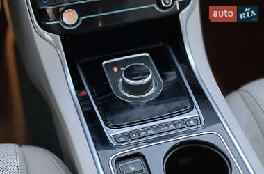 Седан Jaguar XE 2016 в 