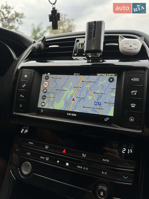 Седан Jaguar XE 2016 в Львове