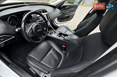 Седан Jaguar XE 2016 в 