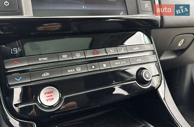Седан Jaguar XE 2016 в 