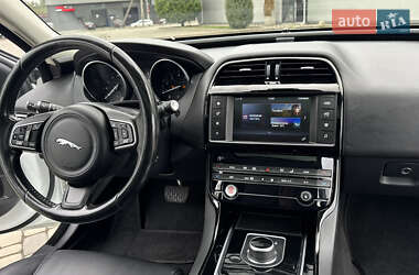 Седан Jaguar XE 2016 в 