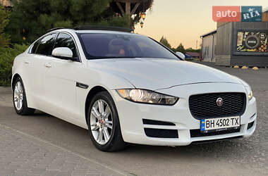 Седан Jaguar XE 2016 в 