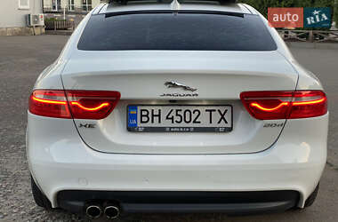 Седан Jaguar XE 2016 в 