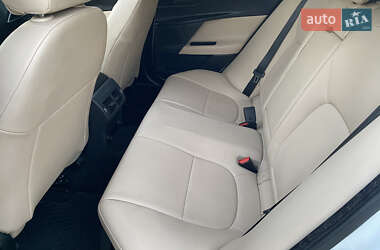 Седан Jaguar XE 2016 в 