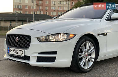 Седан Jaguar XE 2016 в 