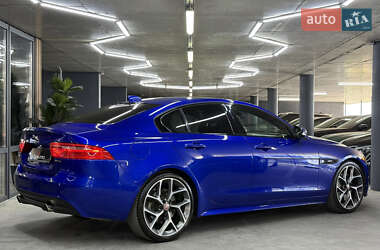 Седан Jaguar XE 2016 в 