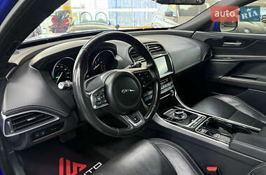 Седан Jaguar XE 2016 в 