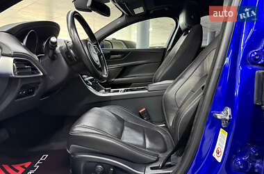 Седан Jaguar XE 2016 в 