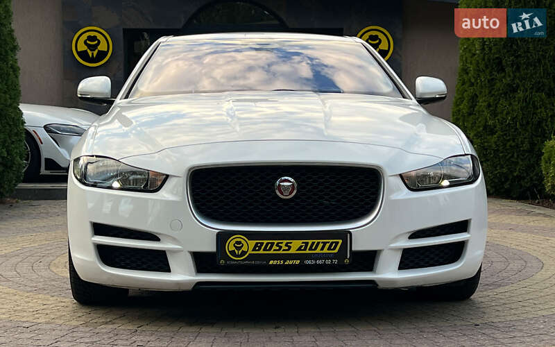 Седан Jaguar XE 2016 в Львові
