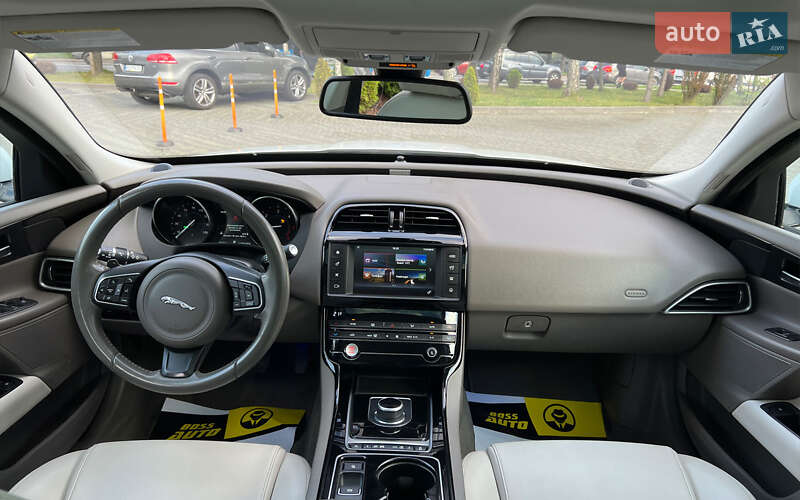 Седан Jaguar XE 2016 в Львові