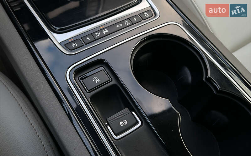 Седан Jaguar XE 2016 в Львові