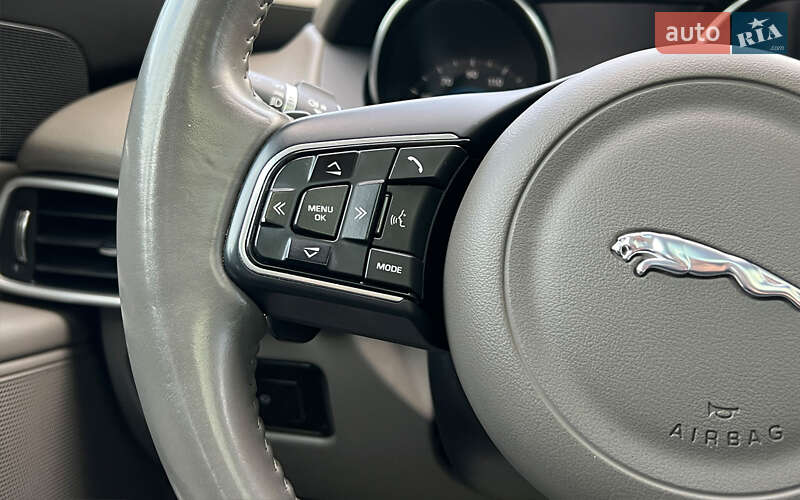 Седан Jaguar XE 2016 в Львові