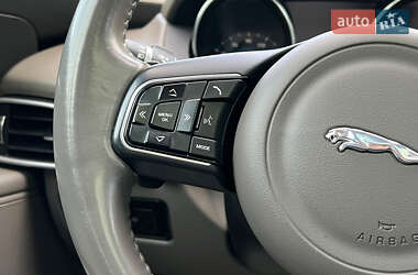 Седан Jaguar XE 2016 в 