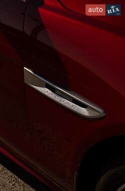 Седан Jaguar XE 2015 в 