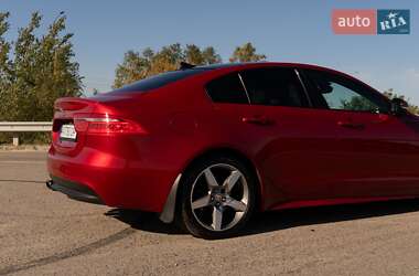 Седан Jaguar XE 2015 в 