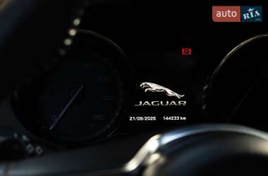 Седан Jaguar XE 2015 в 