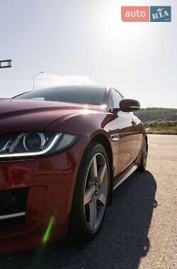 Седан Jaguar XE 2015 в 