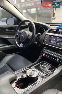 Седан Jaguar XE 2016 в 