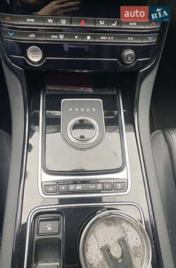Седан Jaguar XE 2016 в 