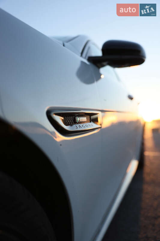 Седан Jaguar XE 2015 в Львове
