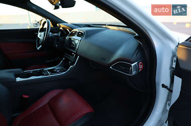 Седан Jaguar XE 2015 в 