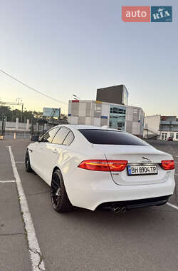 Седан Jaguar XE 2016 в 