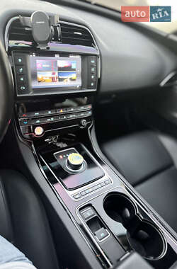 Седан Jaguar XE 2016 в 