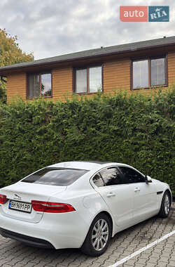 Седан Jaguar XE 2015 в 