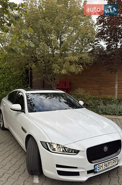 Седан Jaguar XE 2015 в 