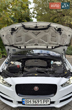 Седан Jaguar XE 2015 в 