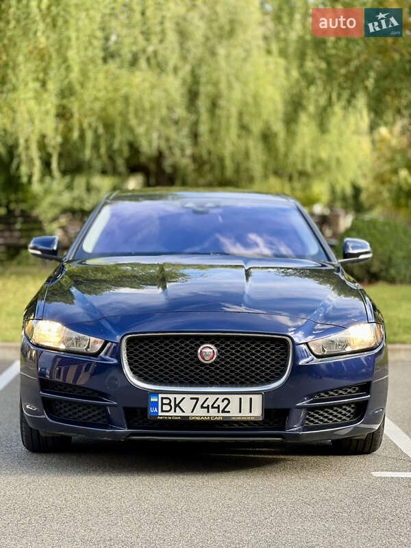 Седан Jaguar XE 2016 в 
