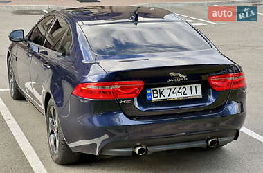 Седан Jaguar XE 2016 в 