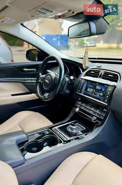 Седан Jaguar XE 2016 в 