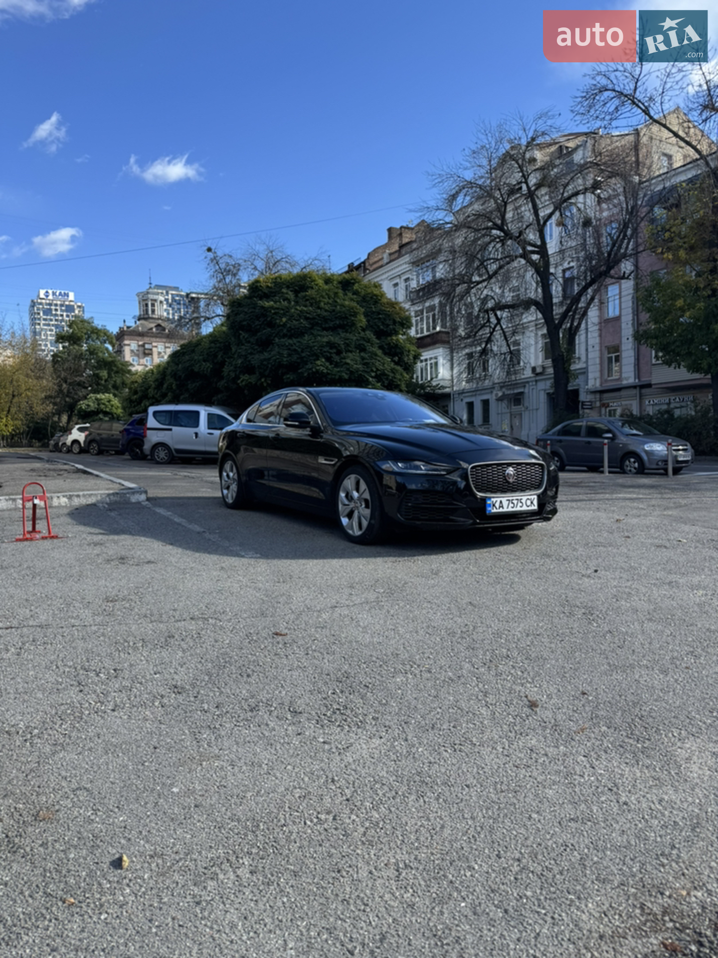 2019 Jaguar XE - мініатюра 2