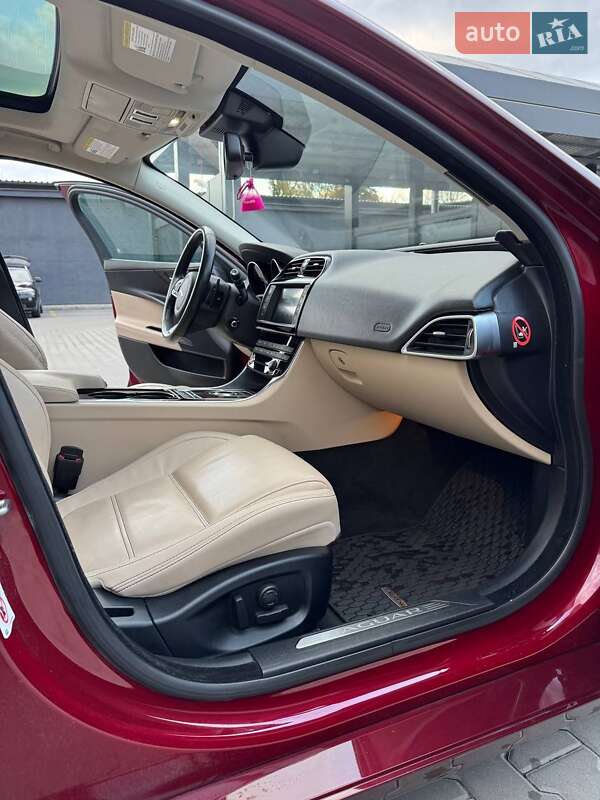 Седан Jaguar XE 2017 в Житомирі