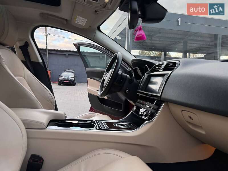 Седан Jaguar XE 2017 в Житомирі