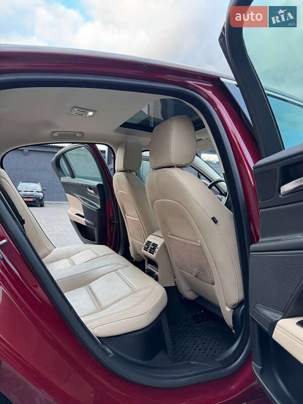 Седан Jaguar XE 2017 в Житомирі