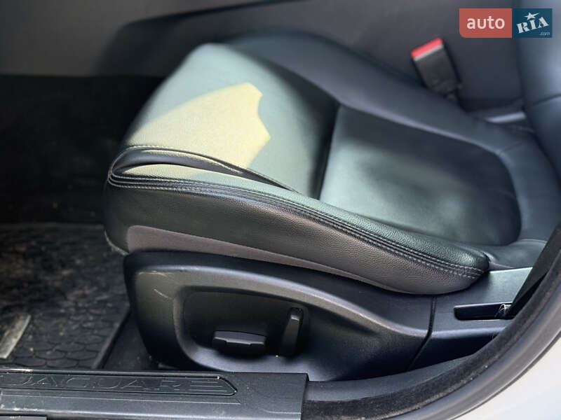 Седан Jaguar XE 2017 в Рівному