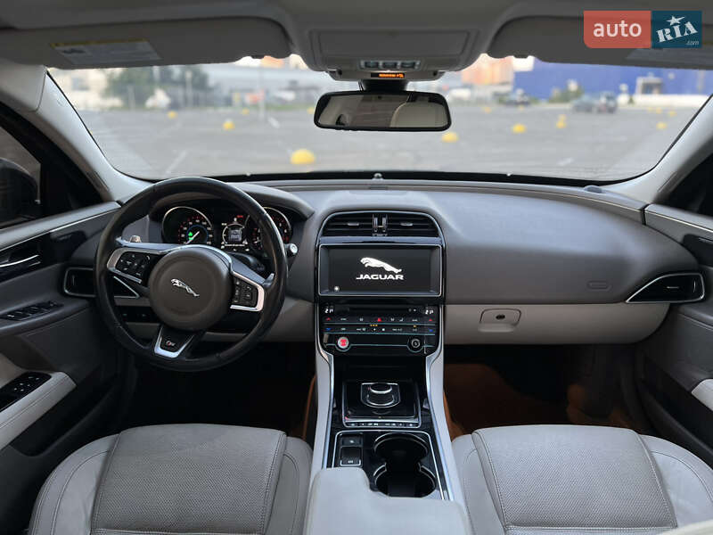 Седан Jaguar XE 2016 в Киеве