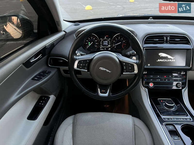 Седан Jaguar XE 2016 в Киеве