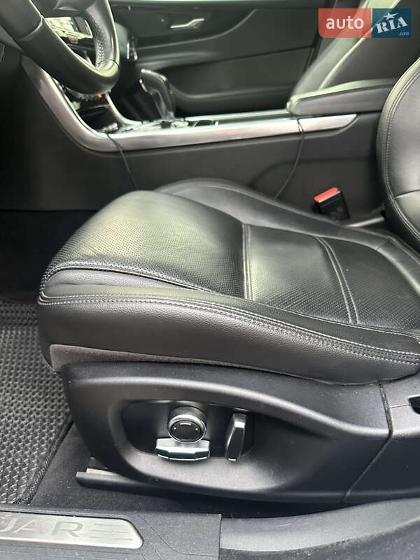 Седан Jaguar XE 2020 в Киеве