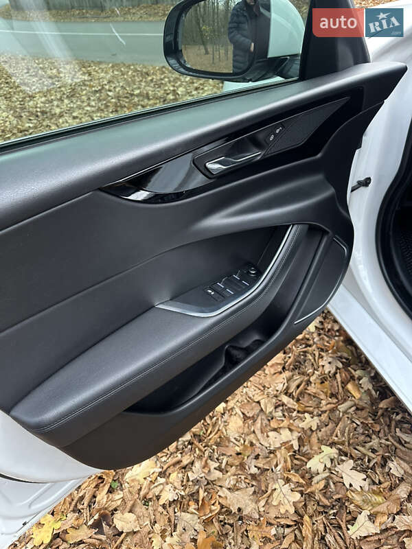 Седан Jaguar XE 2020 в Киеве