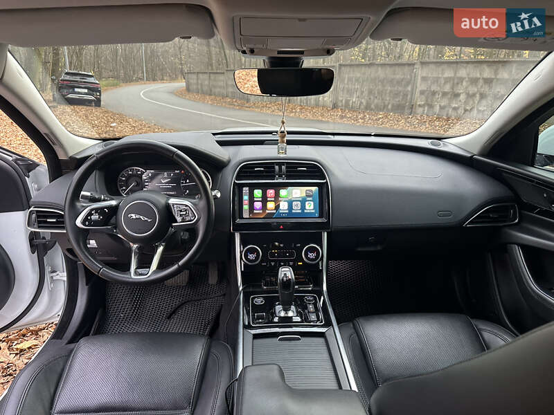 Седан Jaguar XE 2020 в Киеве