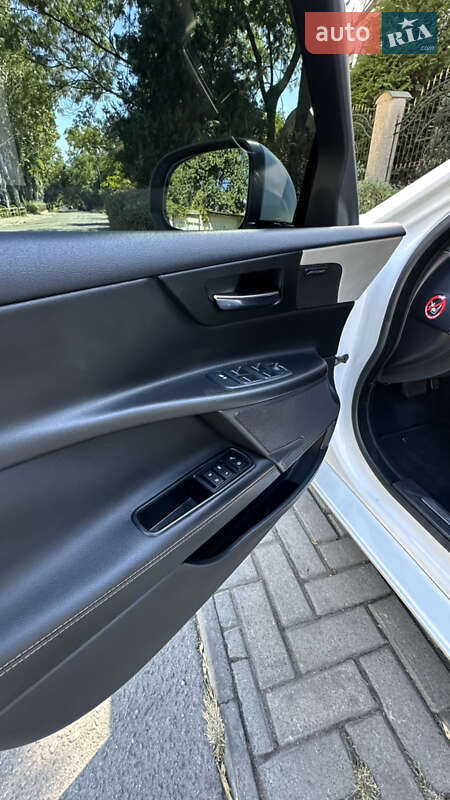 Седан Jaguar XE 2015 в Одесі