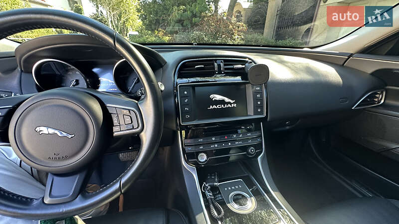 Седан Jaguar XE 2015 в Одесі