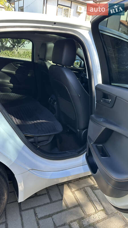 Седан Jaguar XE 2015 в Одесі