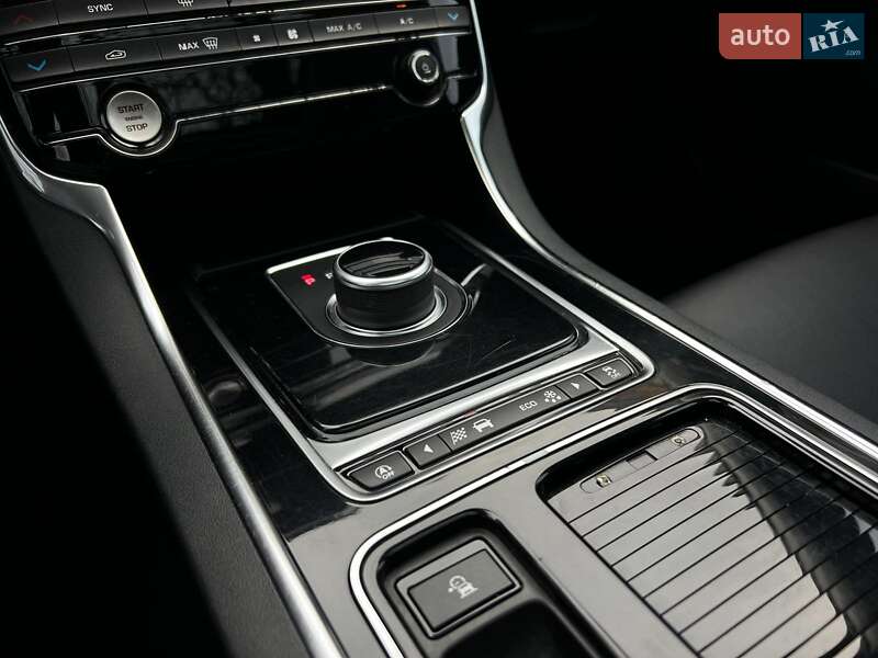 Седан Jaguar XE 2019 в Києві