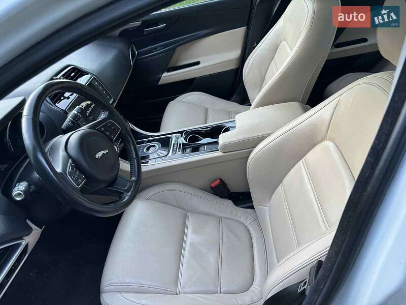 Седан Jaguar XE 2016 в Львове