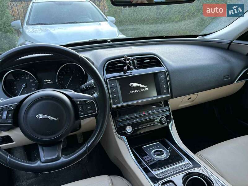 Седан Jaguar XE 2016 в Львове